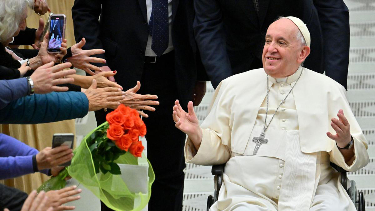 Papa Francisco saludando a personas