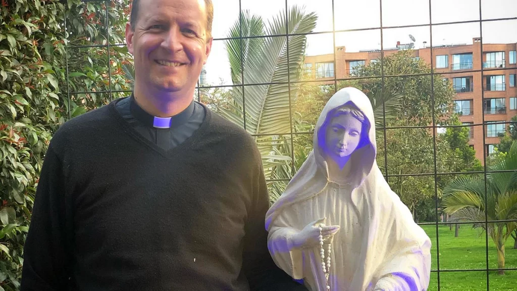 "Sanar y Renacer para volver a Creer". Padre Astulfo junto a la Virgen de Medjugorje